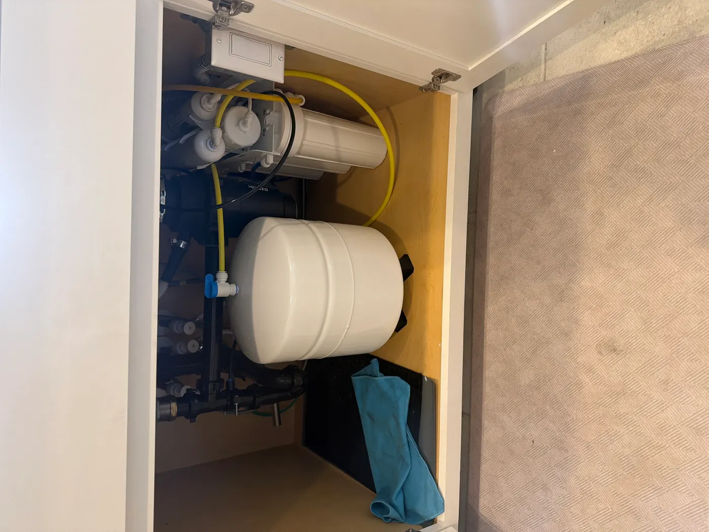 Reverse osmosis system install under a kitchen sink