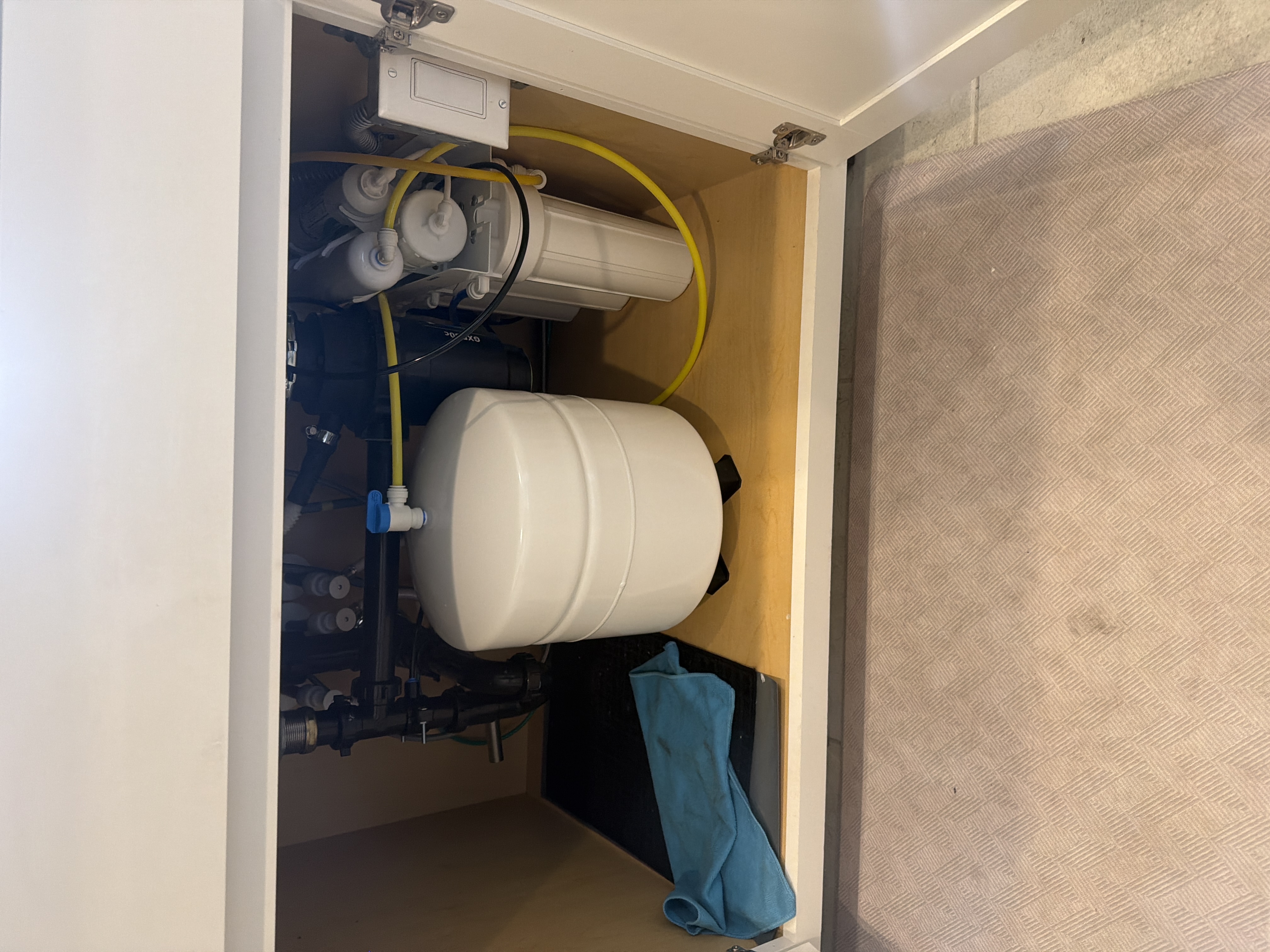 Reverse osmosis system install under a kitchen sink